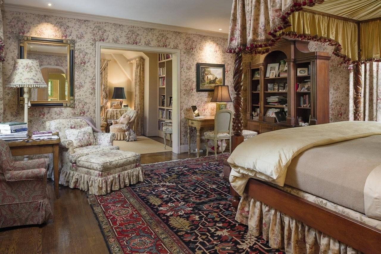 Спальня в английском стиле: фото дизайна интерьера с красивыми светлыми шторами и обоями