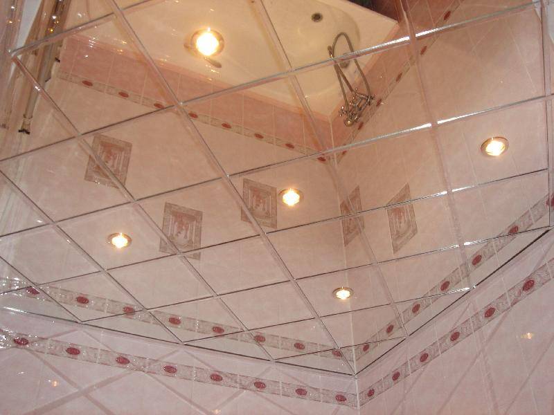 Зеркальный потолок в ванной комнате — практические советы от мастера