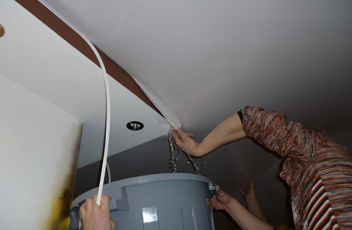Как слить воду с натяжного потолка самостоятельно через светильник или люстру - видео