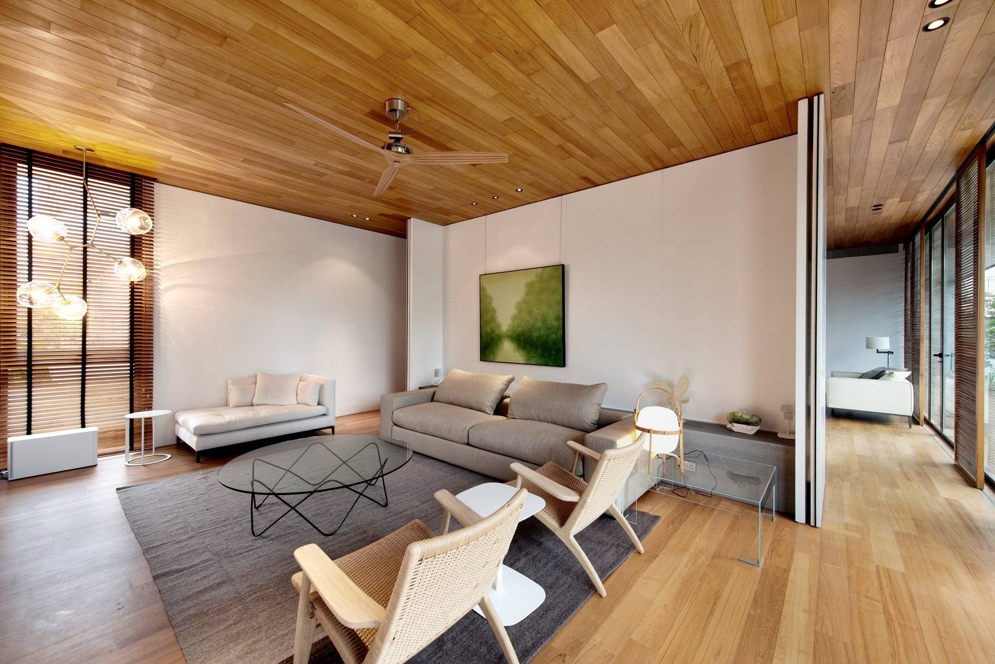 Деревянный потолок в квартире, современное решение в интерьере