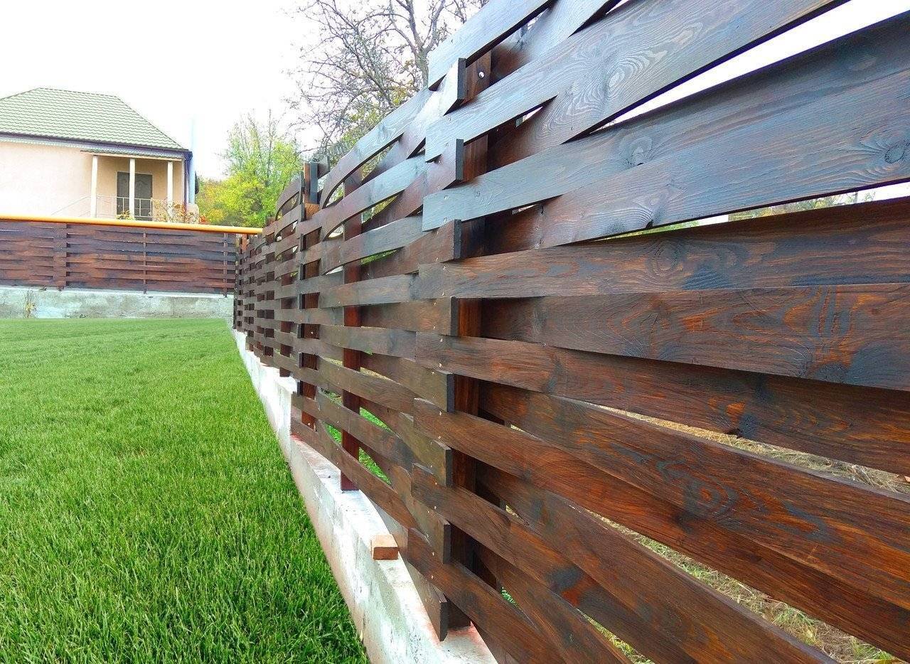 Деревянный забор из досок: примеры красивых ограждений (65 фото)