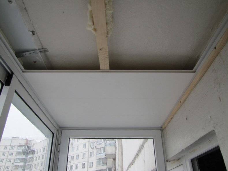 Как сделать на балконе потолок из пластиковых панелей и других материалов своими руками: чем можно обшить и утеплить поверхность лоджии, как крепить?