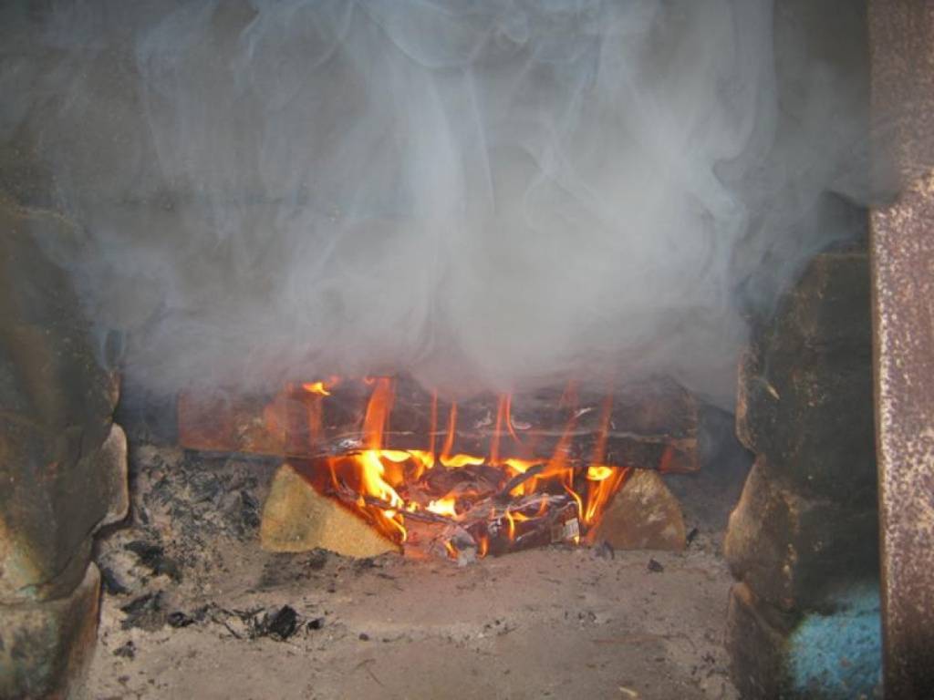 Почему дымит железная или кирпичная печь в бане: причины и решение | greendom74.ru