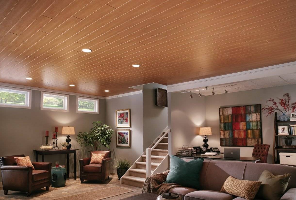 Деревянный потолок в доме и современная отделка на фотографиях интерьера