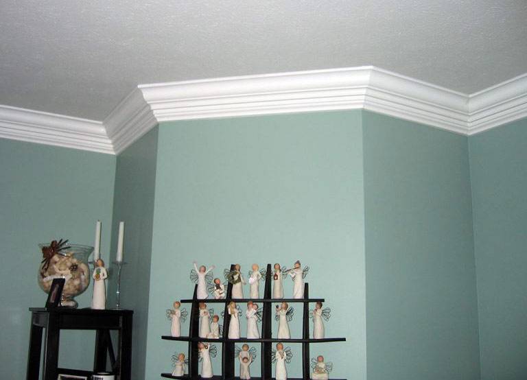Потолочные плинтуса в интерьере спальни, дизайн широкого потолочного багета, виды плинтуса