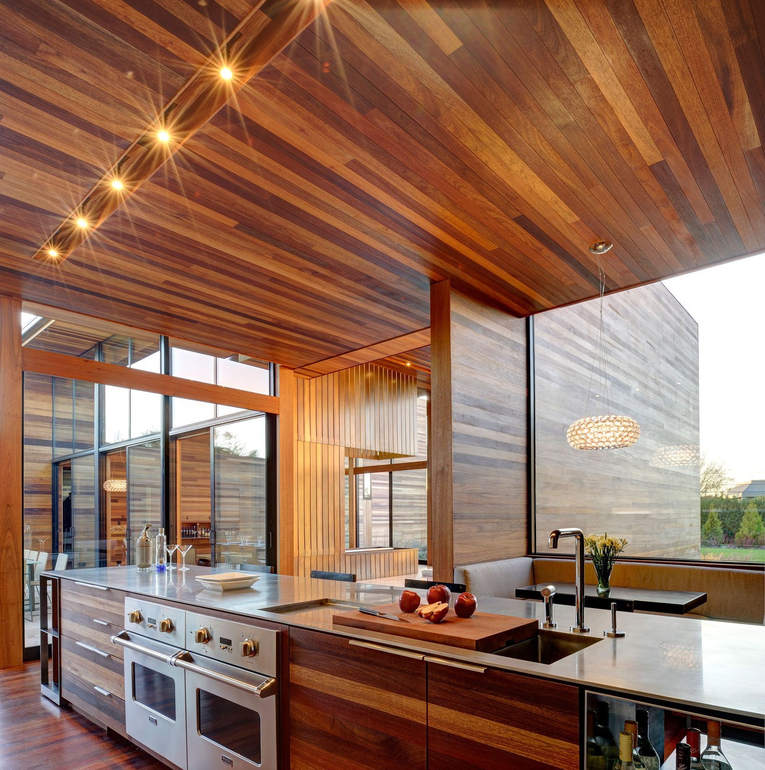 Потолок в деревянном доме - 140 фото лучших идей современного дизайна