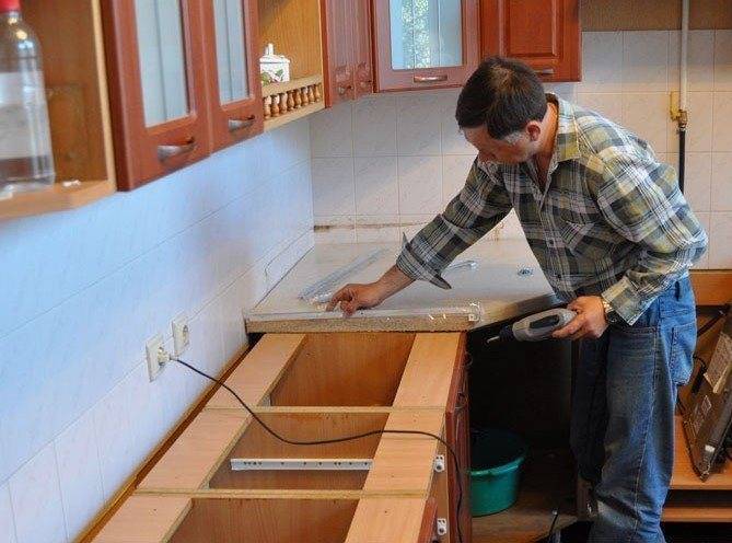 Реставрация кухонного гарнитура: как обновить старую кухню своими руками
