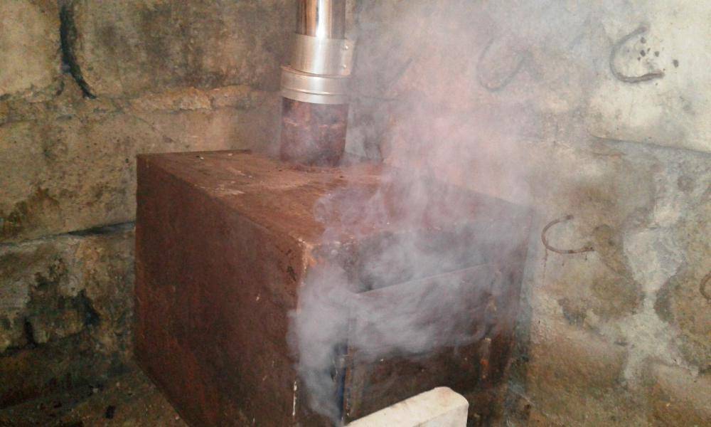 Почему дымит железная или кирпичная печь в бане и как это исправить?